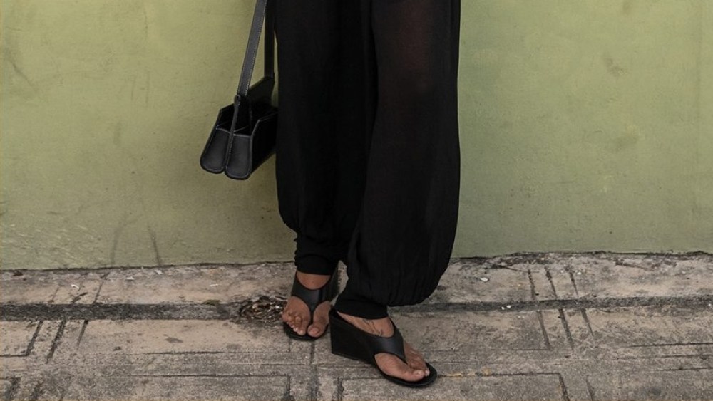 marc fisher black wedge thong sandals