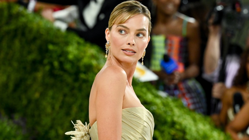 Margot Robbie wears Chanel at the 2026 Met Gala.